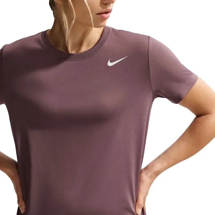 Vista lateral da blusa feminina Nike Dri-FIT marrom com gola redonda